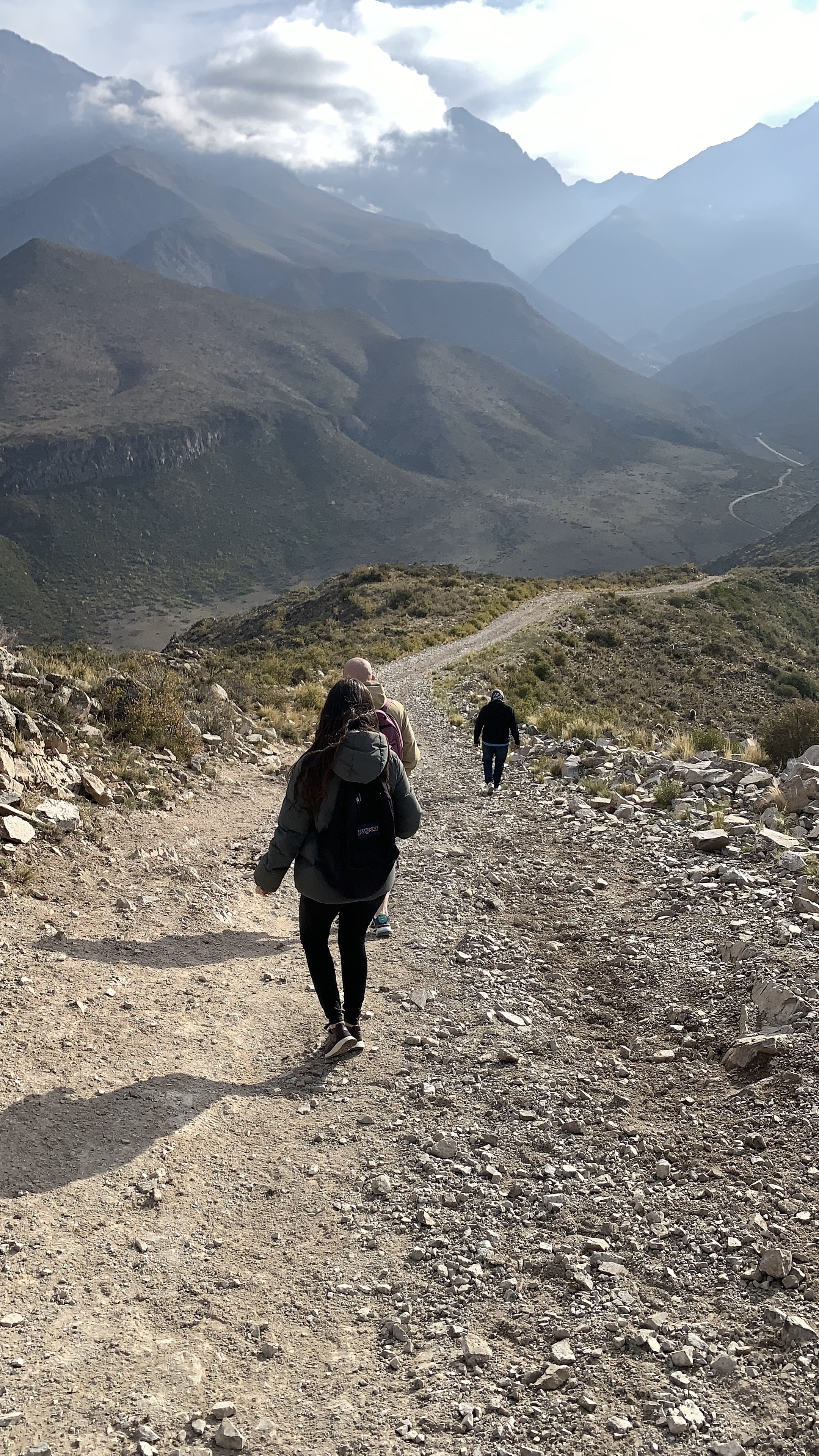 Grupo caminando por sendero de montaña en Valle de Uco