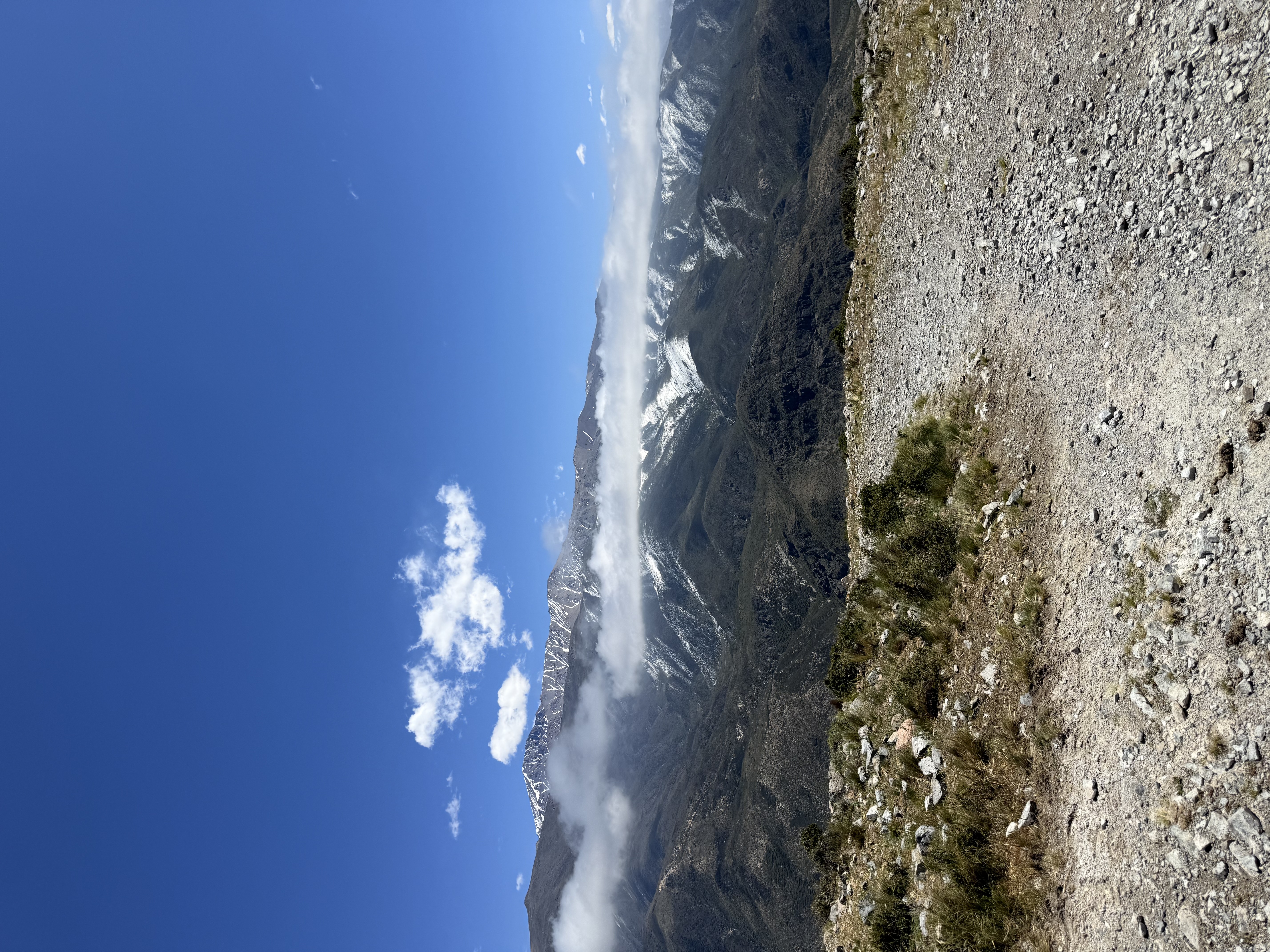 Paisaje de montaña y sendero