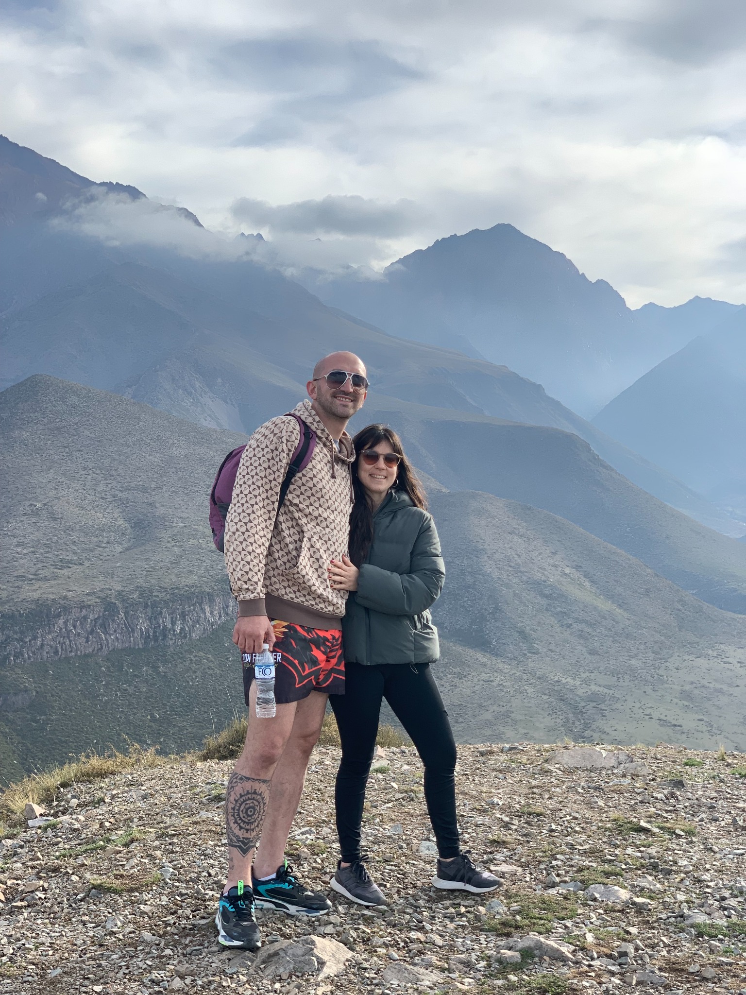 Pareja de trekking en la montaña